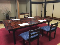 本館「お食事部屋」は、テーブル席、座敷がございます。